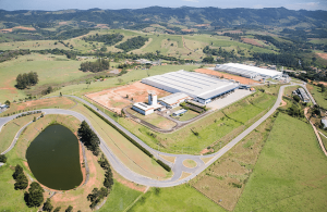 Vista panorâmica de um galpão logístico.